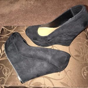 Black wedges